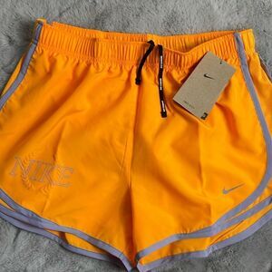 🍊NWT Nike women dri fit tempo training shorts size M bright orange 🍊 🏃🏻‍♀️